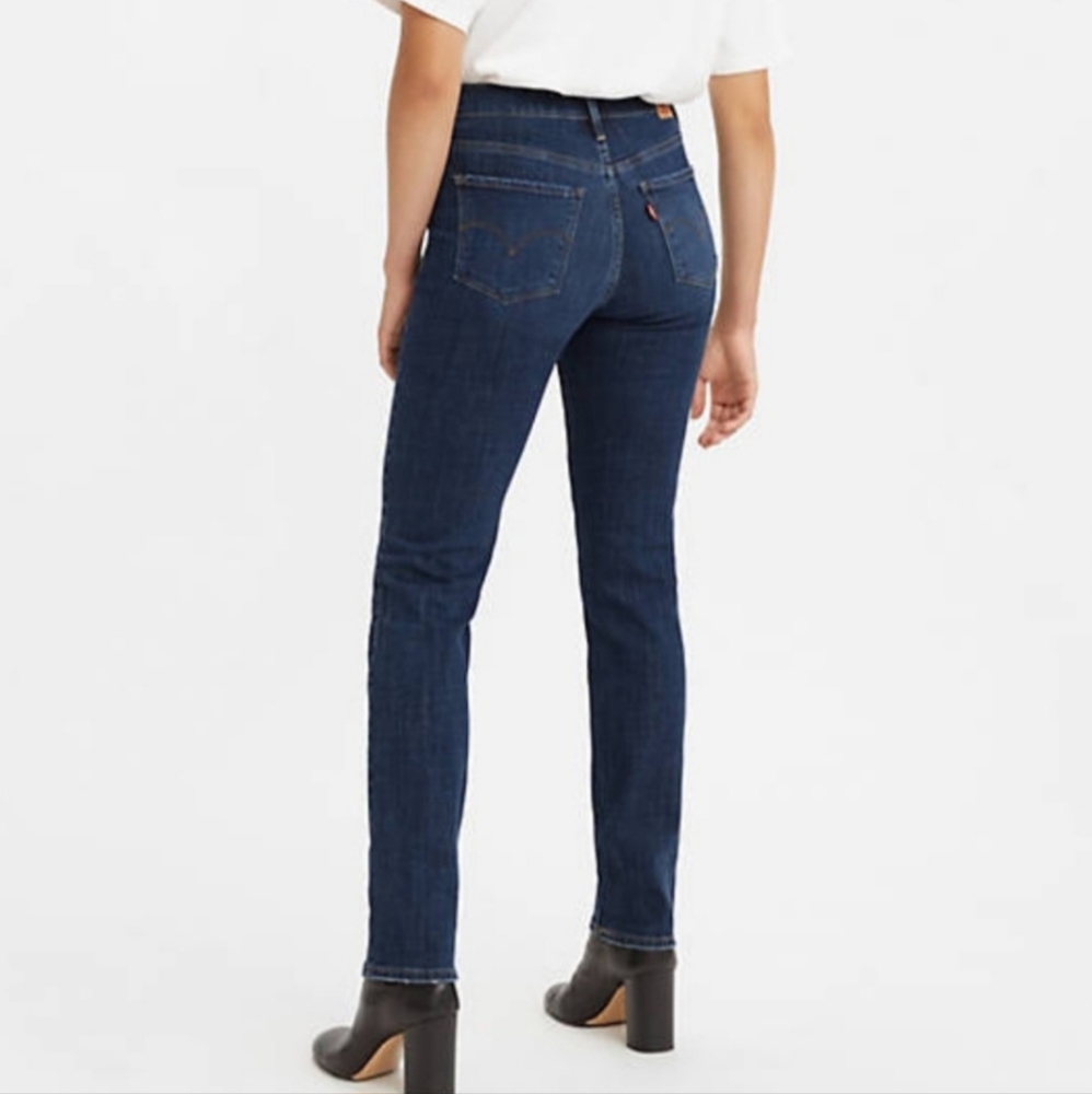 Levi's 314 women's Shaping Straight leg jeans Size 30 dark wash